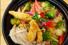 Mỳ xào soba và súp lơ xanh